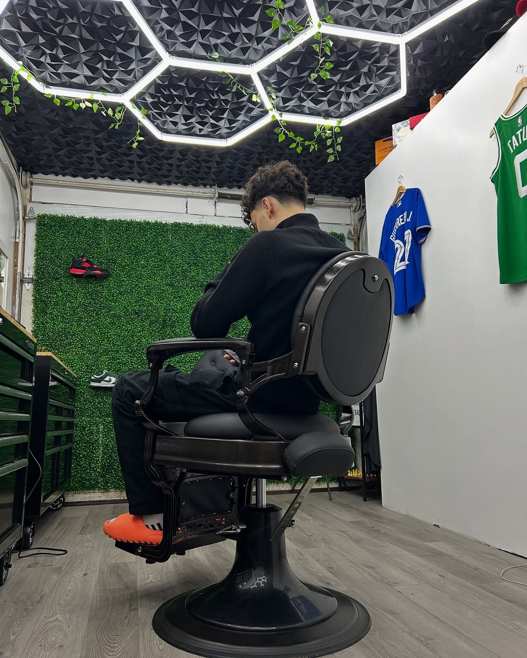 GXCUTS barbershop chair